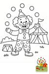 Un payaso haciendo malabares en el circo con una gran sonrisa.